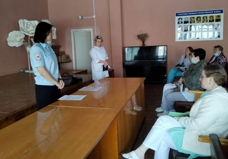 Сотрудники Заволжского отделения полиции по вопросам миграции провели встречу с персоналом городской больницы